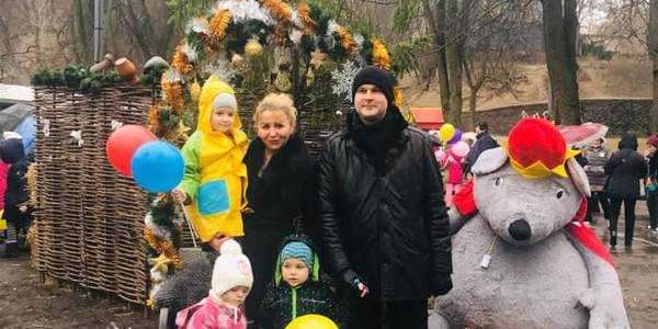 Веселі роботи та солодкі подарунки: Київ уже святкує Новий рік