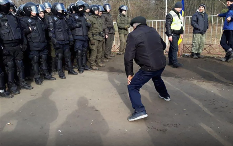 Житель Новых Санжар извинился перед работниками полиции (видео)