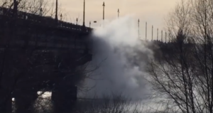 Під мостом Патона прорвало теплотрасу: відео