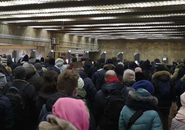Так себе карантин: киевляне жалуются на столпотворения на станции «Героев Днепра»
