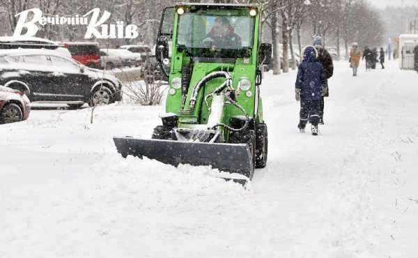 Прибирання у цілодобовому режимі: сніг додав роботи київським комунальникам