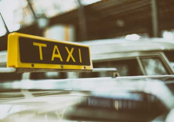 Накажут: АМКУ все-таки займется службами такси, в связи с резким повышением цен