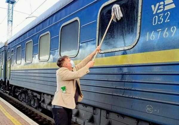 Датский журналист рассказал, как решился помыть окно поезда «Укрзализныци»