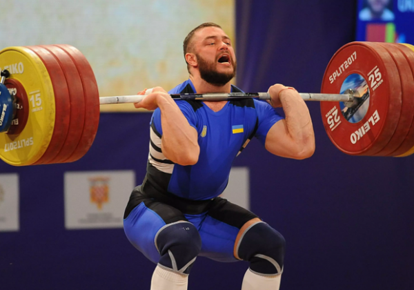 Поднял 407 килограмм: украинец выиграл двоеборье на Чемпионате Европы по тяжелой атлетике (видео)