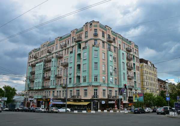 Прямо на тротуар: в центре Киева обваливается фасад «Дома Мороза»