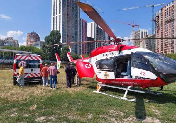 На стадионе «Старт» приземлился вертолет «скорой помощи»: что случилось