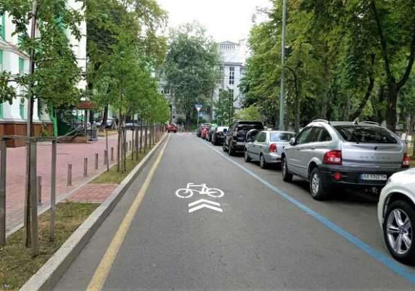 В Киеве появилась общая полоса для велосипедов и машин
