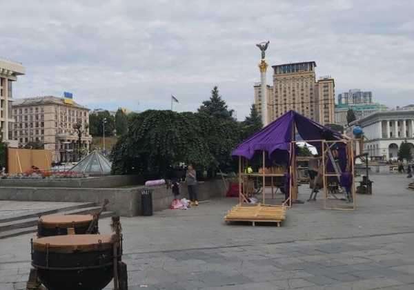 Скандальные советские декорации перенесли на Майдан Незалежности
