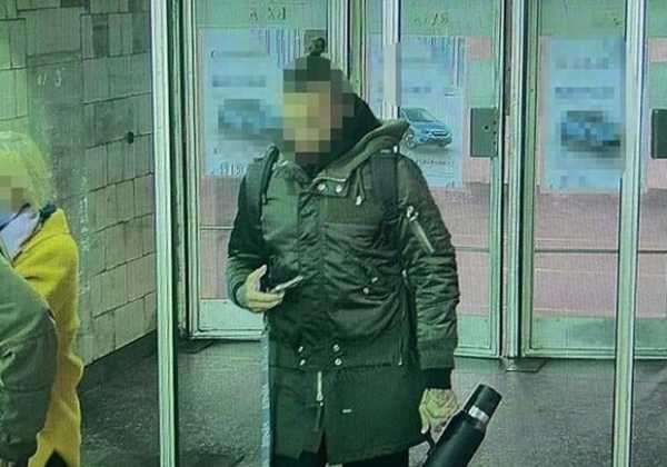 В киевском метро иностранец угрожал пассажирам пистолетом