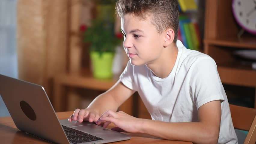 Как правильно выбрать ноутбук для школьника