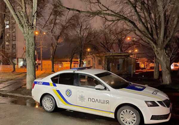 В Киеве пьяный мужчина развел костер в доме и бросался на полицейских