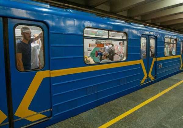 На «Харьковской» в Киеве мужчина угрожал пассажиру метро пистолетом
