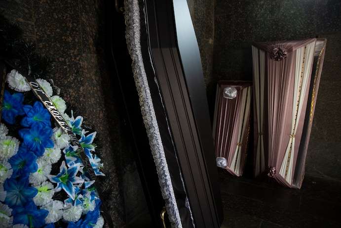 Пока Украина пытается подсчитать потери на войне, семьи хоронят погибших один за другим