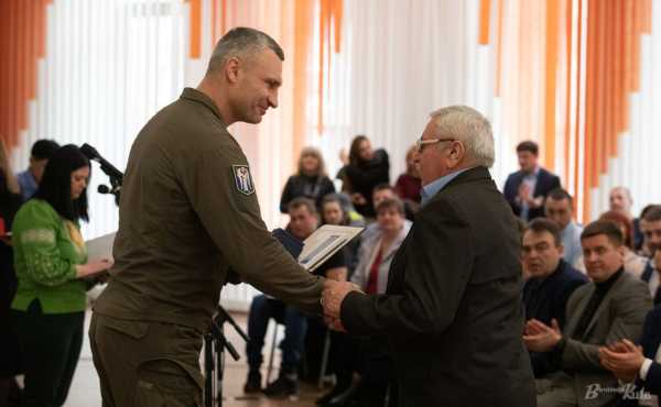 Сертифікати на квартири і подарунки: Кличко привітав комунальників з професійним святом