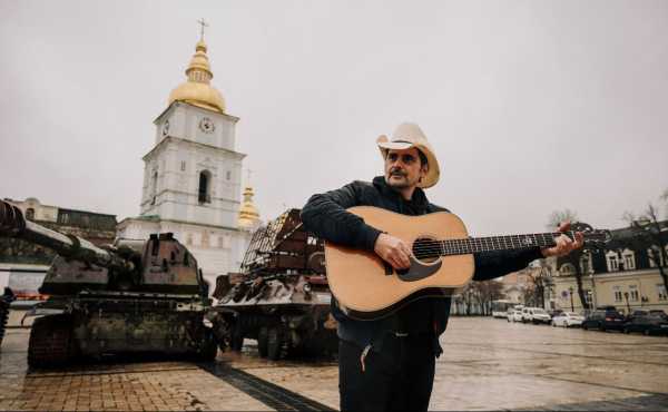 У центрі Києва володар Греммі влаштував концерт під дощем та в метро