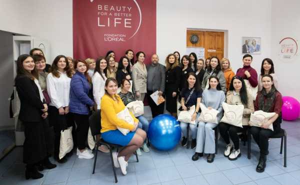 У Києві жінки, які опинилися у складних життєвих обставинах, навчаються перукарської майстерності