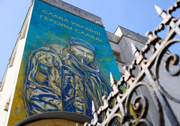 В центре Киева появился мурал с надписью «Слава Украине. Героям Слава»