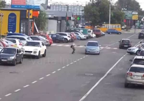 В Киевской области мужчина выбежал на дорогу и прыгнул на машину: видео