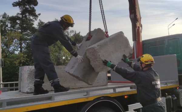 Київські рятувальники прибрали з дороги бетонні конструкції після зіткення вантажівки з блокпостом. ФОТО