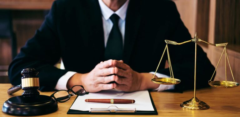 Преимущества онлайн консультации юриста и услуг миграционного адвоката