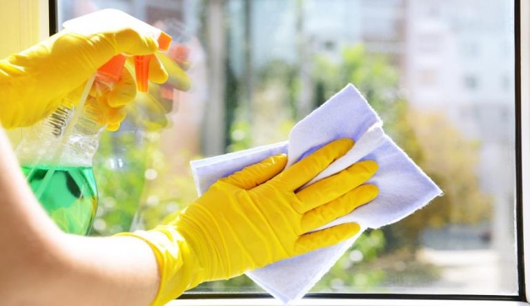 Як вимити вікна в будинку, не залишаючи розводів