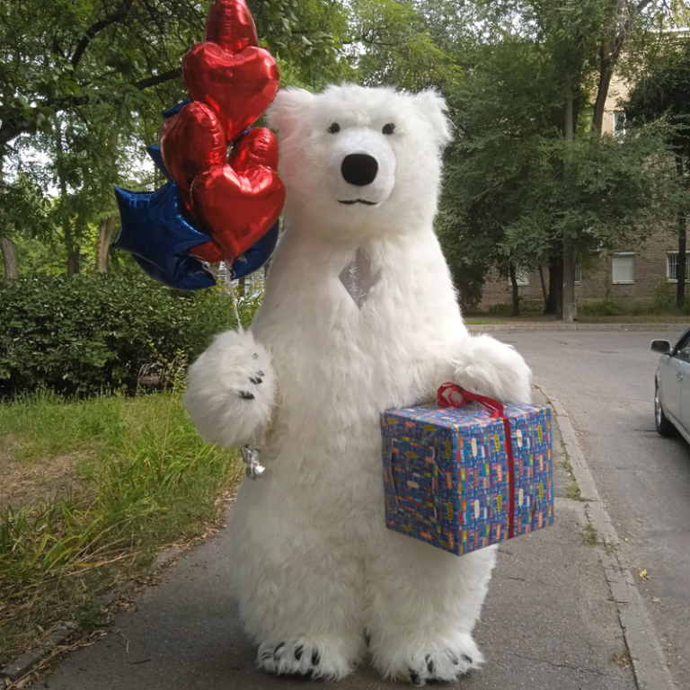 Вітання білого ведмедика: універсальний подарунок на свято