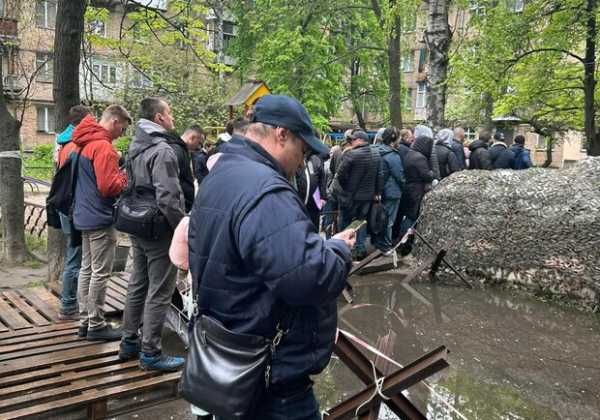 В Киеве перед военкоматами стоят толпы желающих обновить данные