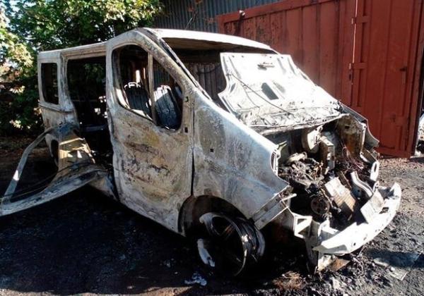 На Відрадному у Києві чоловік хотів обікрасти автівку та, не знайшовши цінностей, підпалив її