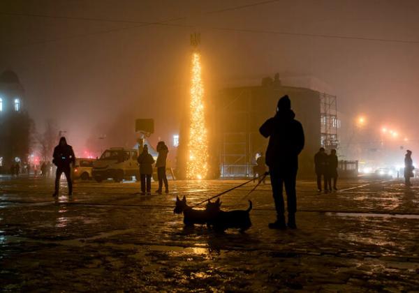 Який вигляд має головна новорічна ялинка країни на Софійській площі в Києві