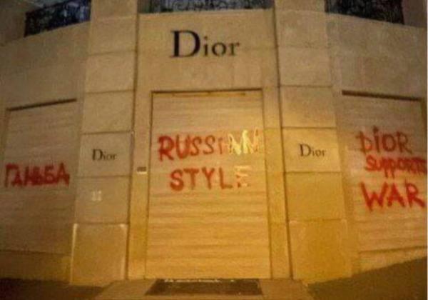 У Києві двері бутіку Dior обмалювали через підтримку Росії