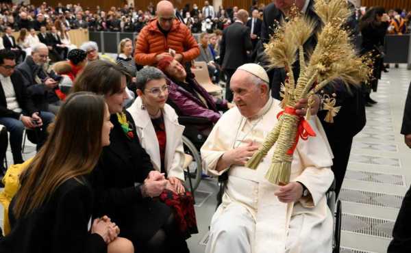 Папі Римському передали Дідух від київського музею