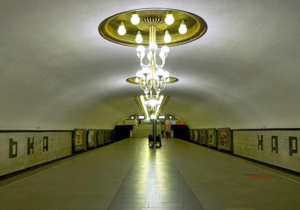 У Києві на станції метро “Харківська” помер чоловік