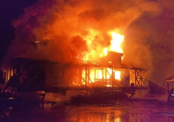 У київському Гідропарку спалахнула масштабна пожежа