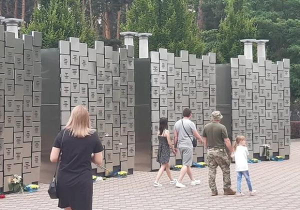 У Бучі з’явився меморіал на згадку про загиблих від рук окупантів городян