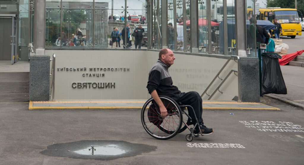 Інвалідна коляска біля метро