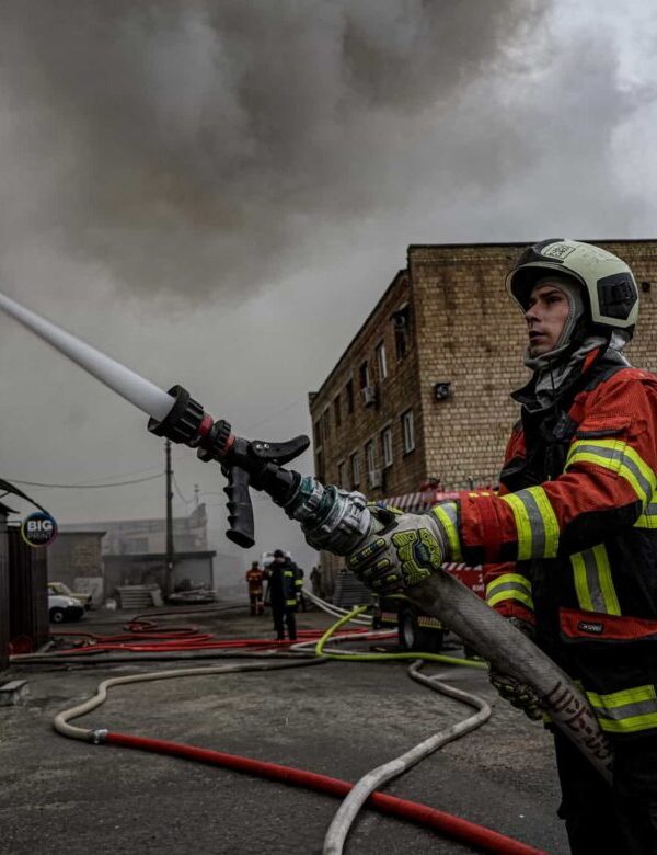 Велика пожежа на Подолі: людей закликають не відчиняти вікна