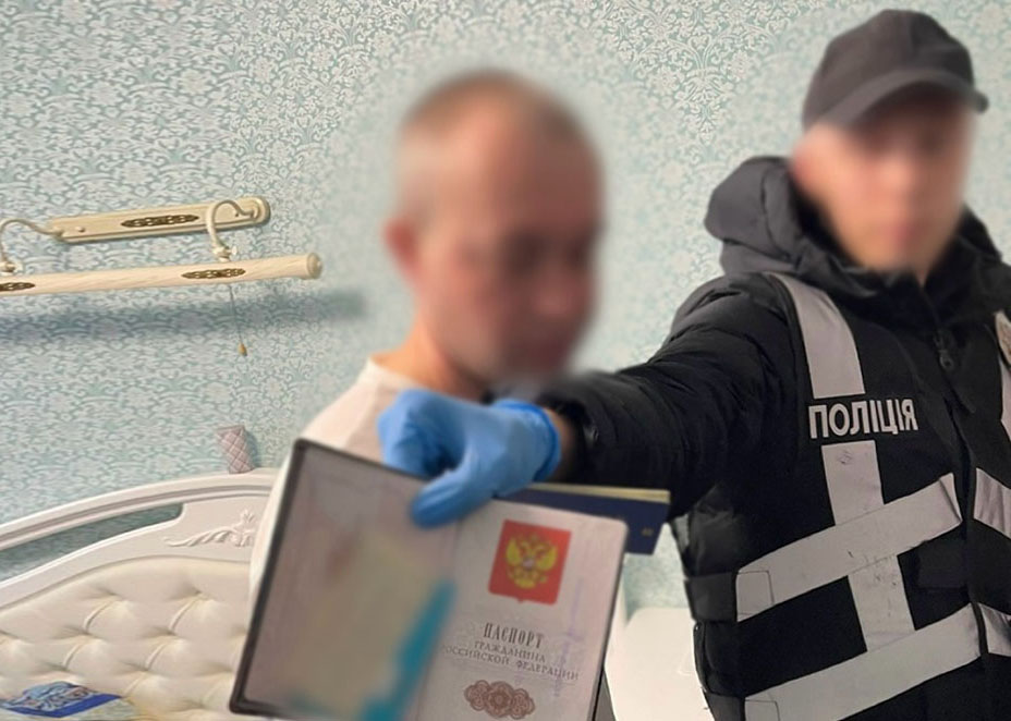 Поліцейські Оболонського управління поліції затримали громадянина російської федерації, який займався підробкою та реалізацією медичних книжок.