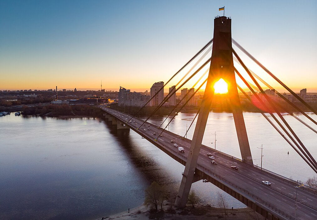 Двоє посадовців КП «Київавтошляхміст» завдали столичному бюджету мільйонних збитків на ремонті мостів.