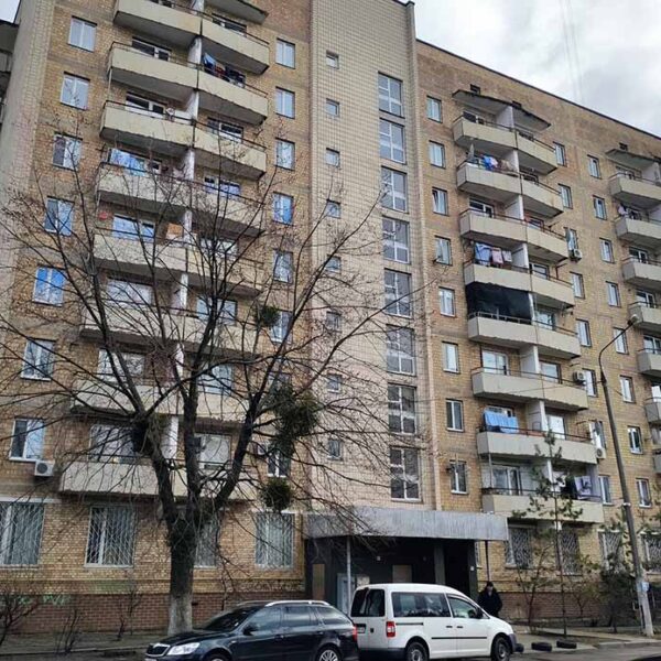 Російський банк намагається продати житловий будинок на Оболоні