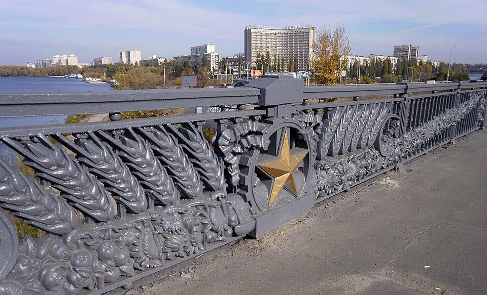 Питання демонтажу радянської символіки з мосту Патона має вирішувати Держагентство відновлення - КМДА