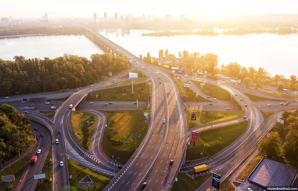 Мешканці Києва, які мають власний автотранспорт, закликають відповідні комунальні служби встановити на всіх кільцевих розв'язках міста дорожні знаки.