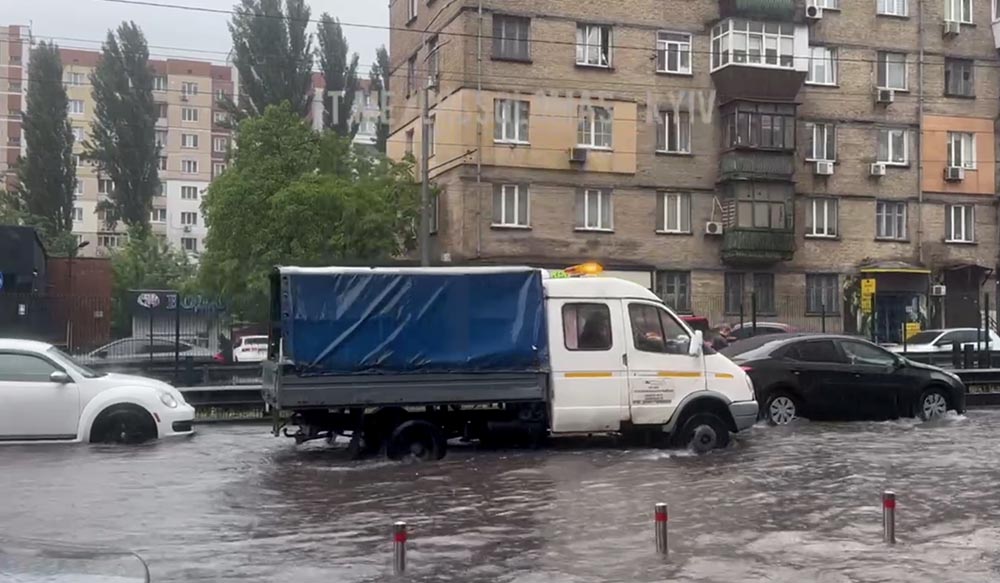 Злива підтопила вулиці Києва: через негоду дорожній рух у столиці значно ускладнено.