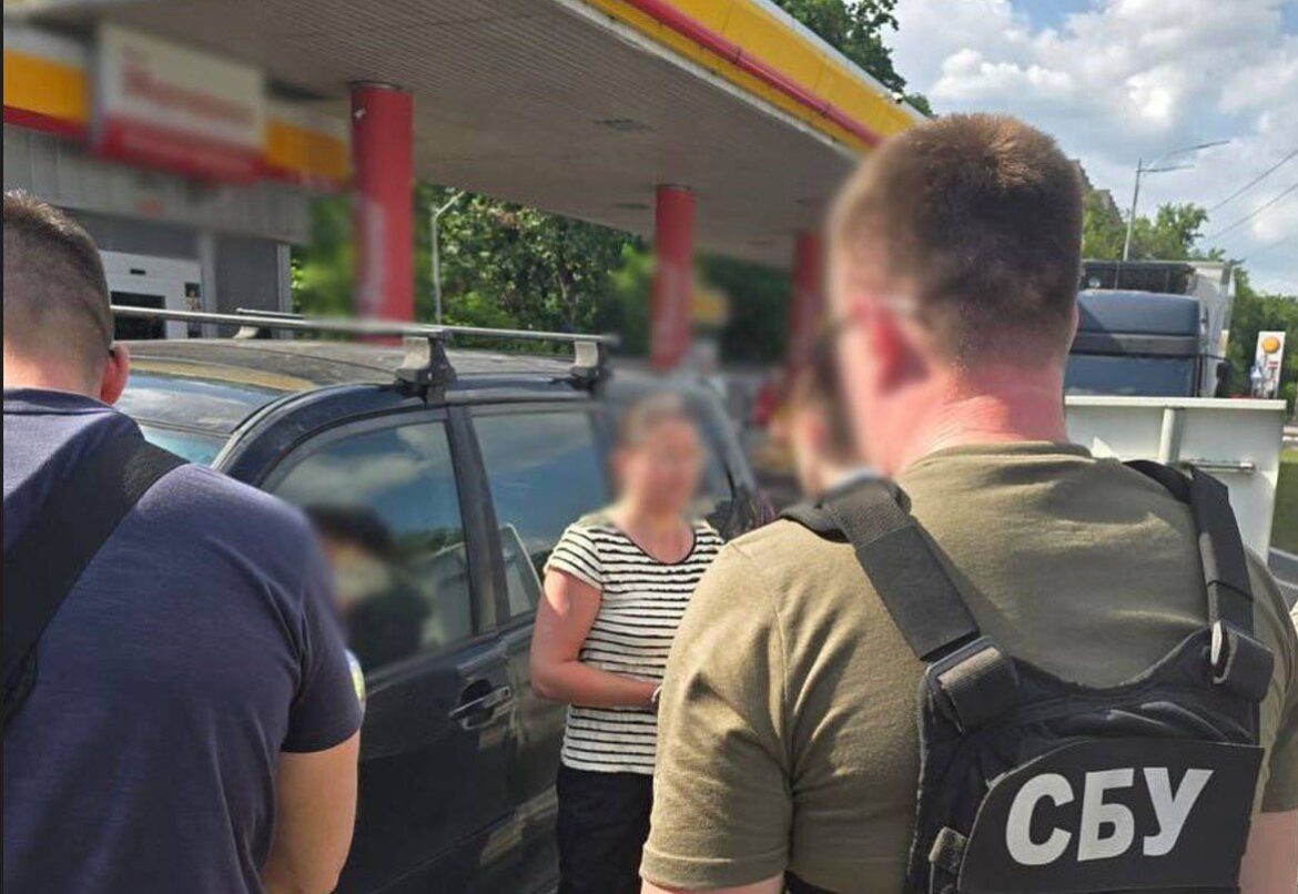 Поліцейські Києва затримали адвокатку, яка підбурювала клієнта надати 30 тисяч доларів слідчому в обмін на зняття  з розшуку.