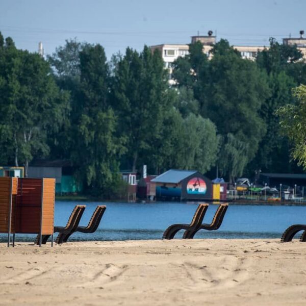 Не можуть дістатися води: Кличко запросив поранених військових до парку на Оболоні, але забув про доріжки