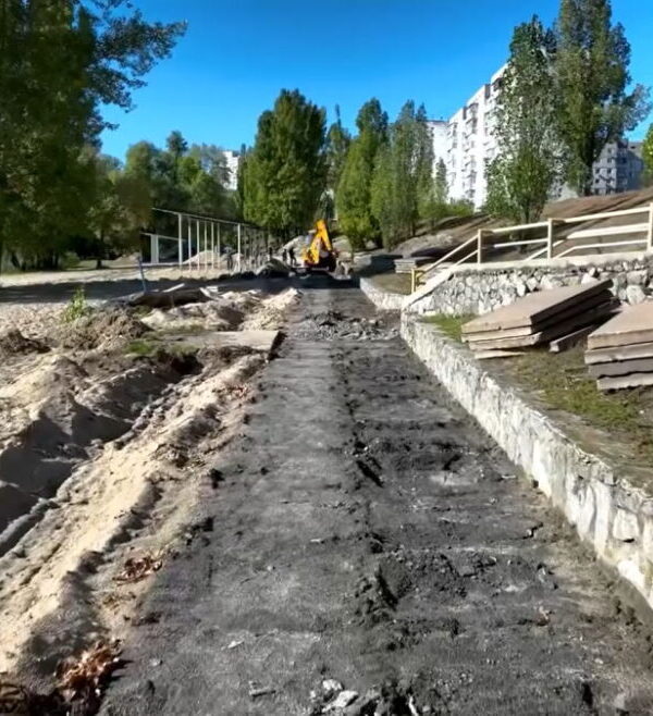 Стало відомо, навіщо нагнали спецтехніку до озера на Оболоні