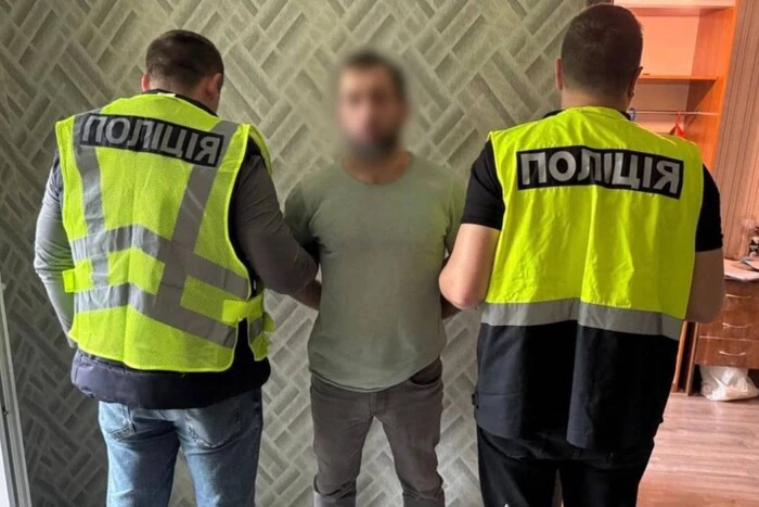 Погрожували гранатою. Суд виніс вирок іноземцям, які пограбували перехожого у Києві