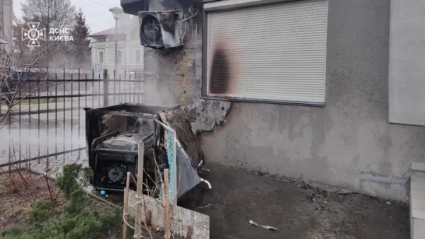 У Києві горів генератор, вогонь перекинувся на фасад будинку: показали наслідки