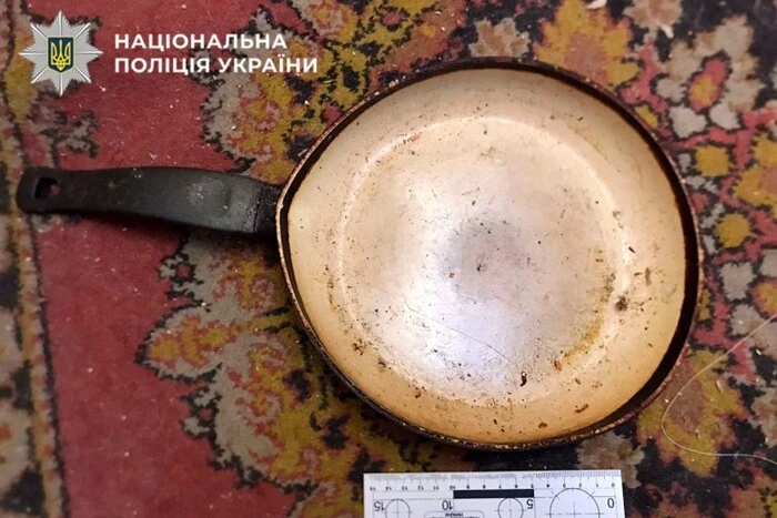 На Троєщині 28-річний чоловік побив батька та бабусю чавунною сковорідкою
