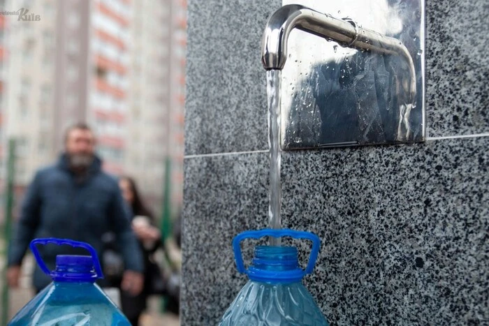 Лівий берег Києва без води після обстрілів: як знайти бювет із генератором