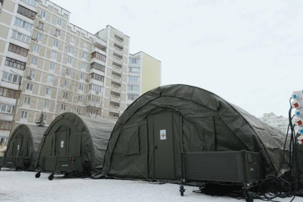 У Києві на Троєщині розгорнули наметові містечка через відсутність опалення та світла